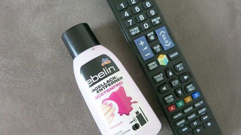 Flecken von Tipp-Ex auf Taschenrechner oder Fernbedienung mit Nagellackentferner entfernen. Einfach ein Wattepad oder ein Zewatuch mit dem Nagellackentferner anfeuchten und über den Fleck reiben.