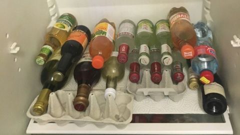Kein Verrutschen von liegenden Flaschen mehr im Kühlschrank mit Eierschachteln.