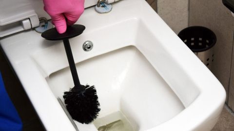 Mit Essig Essenz und Gebissreinigertabs Kalk und Urinstein in der Toilette lösen.