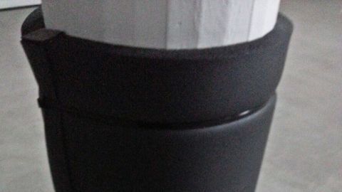 Säulen in der Garage mit einer Schaummatte umwickeln und das Auto vor Schäden schützen.