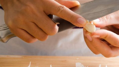 Zwiebel- und Knoblauchgeruch hält sich hartnäckig an Händen? Wenn dich der Geruch stört, ist es einen Versuch wert, diesen Tipp auszuprobieren.