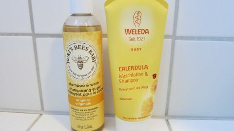 Milde Shampoos wie z. B: Shampoos für Babys helfen bei Problemen mit Schuppen sehr gut. Außerdem ist es auch noch viel preiswerter als andere spezielle Produkte.