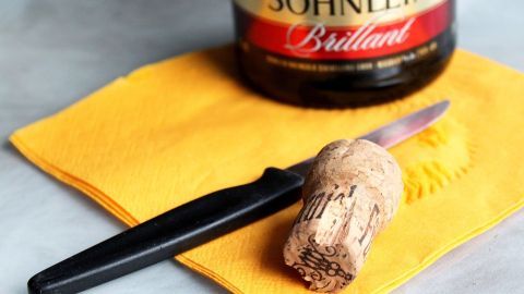Geöffnete Sektflasche mithilfe des alten Korkenstopfen wieder verschließen: Der Tipp verrät, wie es geht.