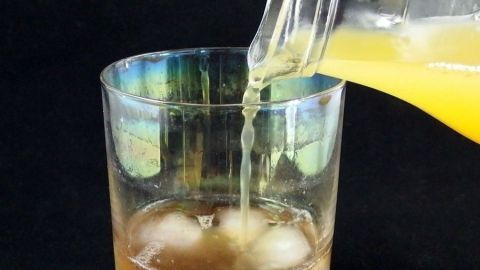 Jäbermeister-Orange: Durch den Orangensaft wirkt das Getränk fruchtig und der Kräuter gibt dem ganzen eine kleine bittere Note und ist deshalb nicht zu süß.