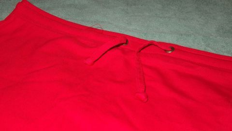 Die Farbe von schöner bunter Kleidung beim Waschen erhalten --> mit diesem Tipp klappt es.