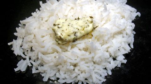 Reis mit Kräuterbutter verfeinern schmeckt sehr lecker.