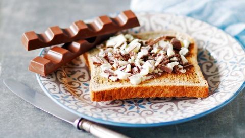 Süßes auf Toast: Der Hammer - weil nicht zu süß und superlecker - ist geraspelte Kinderschokolade!