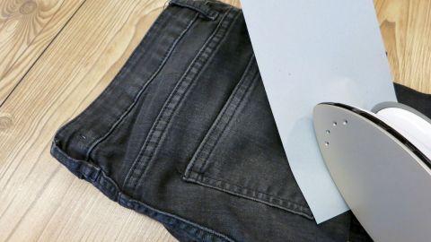 Falls du Wachsflecken aus Textilien entfernen willst, kannst du auf den Fleck Löschpapier legen und drüber bügeln. Danach den Fleck einfach mit etwas Butter einreiben und in die Waschmaschine schmeißen.