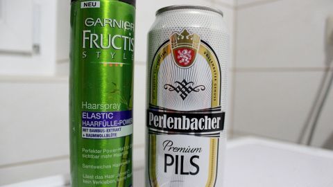 Es riecht für einige Zeit vielleicht nach Bier, der Geruch vergeht aber nach wenigen Minuten. Es gibt keine Schuppen und es schadet den Haaren garantiert nicht.