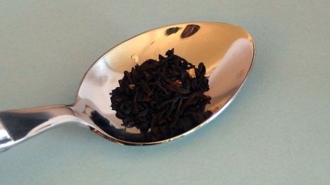 Gegen Knoblauchfahne hilft es 1 Minute lang schwarzen Tee zu kauen.