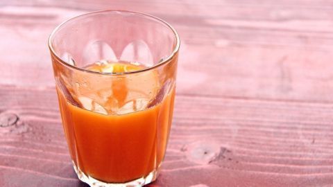 Es kursieren viele Tipps gegen Sodbrennen im Internet, doch nicht alles hilft wirklich: Bei mir hilft Karottensaft. Probier's mal aus!