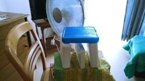 Wenn die Sommerhitze einen quält und man nicht mehr weiß, wo man sich lassen soll, sorgt diese provisorische Klimaanlage für Abkühlung.
