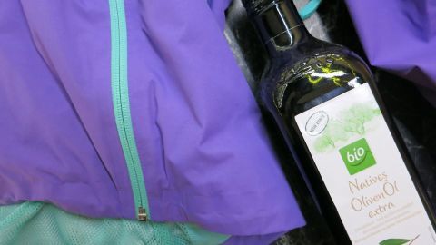 Mit etwas Spülmittel, Geduld und der richtigen Auswahl des Waschgangs entfernt man Ölflecken aus Goretex-Kleidung im Nu!