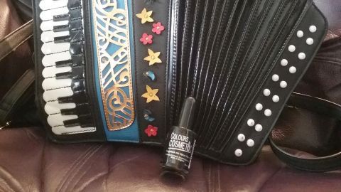 Kunstledertaschen mit abgestoßenen Ecken müssen nicht gleich entsorgt werden. Kostengünstig & schnell kann man die Ecken mit Nagellack kaschieren.