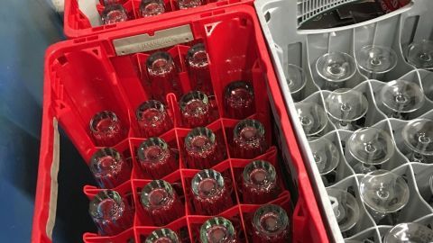 Gläser beim Umzug einfach in Getränkekisten stellen. Die Kisten sind stapelbar, es gibt weniger Bruch!