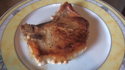 Gebratenes Fleisch kann man in Alufolie einwickeln und bei 60-70C° im Backofen warm halten.