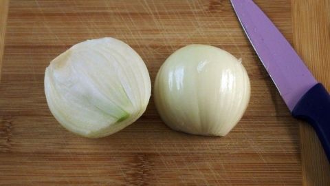 Entzündungen klingen ab mit einer aufgeschnittenen Zwiebel.
