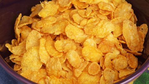 Statt einem alten Brötchen kann man in Milch eingeweichte Cornflakes zum Binden von Frikadellen verwenden.