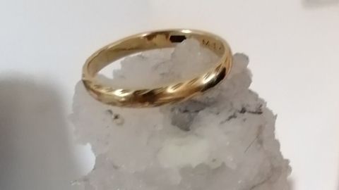 Mit diesem Tipp kann es gut gelingen, einen verlorenen Ring aus einem Badewannenabfluss herauszubekommen.