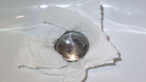 Undichten Stöpsel im Waschbecken mit Küchenpapier abdichten.