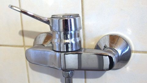 Mit Stahlwolle besonders hartnäckige Kalkflecken auf Armaturen entfernen.