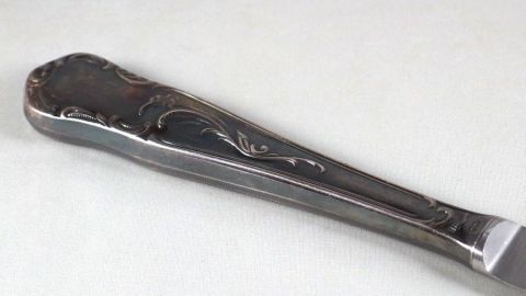 Mit Zigarettenasche kann man sehr gut Silber reinigen.
