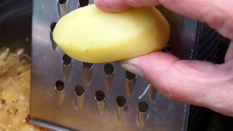 Sauerkrautgerichte werden schmackhafter, wenn man eine geraffelte Kartoffel dazugibt.