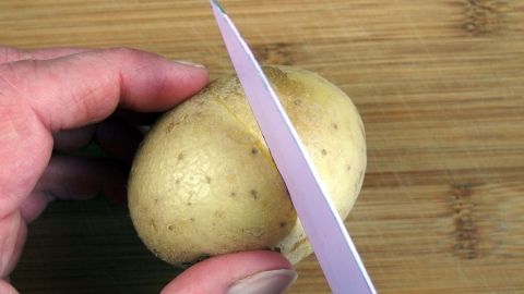Pellkartoffeln leichter schälen - probiert mal folgenden Trick: Rohe Kartoffeln außenherum mit einem scharfen Messer die Schale dünn einschneiden.