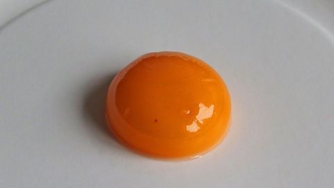 Gegen Pickel hilft eine Maske aus einem Eigelb, vermischt mit dem Saft einer halben Zitrone.