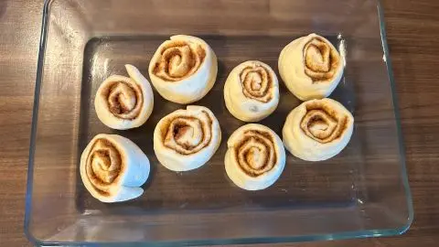 Nach einer halben Stunde Gehzeit dürfen die Schnecken in den Ofen. Nach einer halben Stunde Gehzeit dürfen die Schnecken in den Ofen.