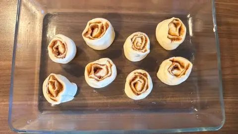 Gib die Schnecken in eine eingefettete Auflaufform und lass sie gehen. Gib die Schnecken in eine eingefettete Auflaufform und lass sie gehen.