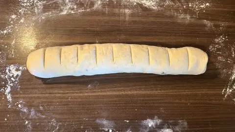 Rolle den Teig ein und teile ihn in gleichgroße Stücke. Rolle den Teig ein und teile ihn in gleichgroße Stücke.