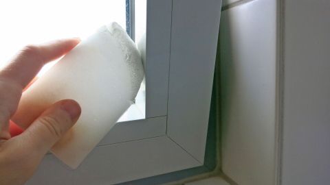 Mit einem Radierschwamm lässt sich Schmutz auf Fensterrahmen schnell beseitigen! Gleich mal ausprobieren!