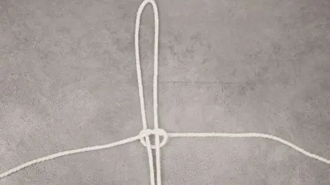 Mit diesem einfachen Knoten startest du das DIY-Makramee-Skelett als originelle Halloweendeko, wie im Artikel beschrieben.