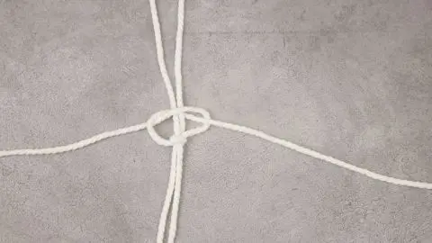 Ziehe den Knoten gleichmäßig zusammen, bevor du mit dem nächsten Knoten weitermachst.