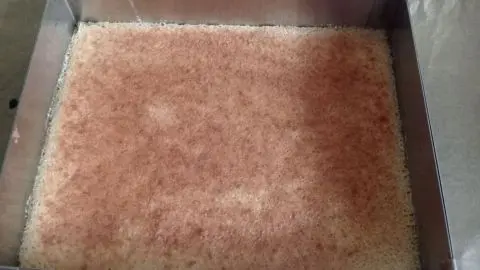 In den Backrahmen gibt man jetzt die erste Schicht vom Teig und backt diese in 4 Minuten hellbraun. Mit dieser einfachen Variante aus dem Artikel backst Du Baumkuchen ganz unkompliziert auf dem Blech – perfekt für viele Gäste.