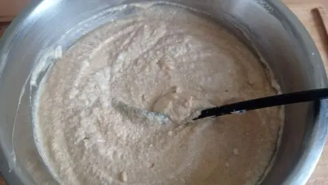 Die jetzt entstandene Teigmasse stellt man zur Seite und bereitet die Form für den Baumkuchen vor. So sieht der Teig für deinen selbstgemachten Baumkuchen vom Blech aus – bereit für das nächste Back-Abenteuer!