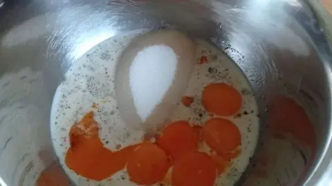 Alle Eigelbe werden, mit allen Zutaten, außer der Butter, gemischt und in sehr cremig aufgeschlagen. Mit diesen Zutaten aus dem Artikel startest du den Teig für Baumkuchen vom Blech – Schicht für Schicht zum Klassiker.