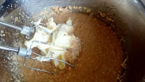 Auch die weiche Butter wird jetzt untergemischt und so lange verrührt, bis sich eine gleichmäßige Masse ergibt. So gelingt dir der Teig für Baumkuchen vom Blech: Butter sorgfältig unter die Masse mixen und Schicht für Schicht backen.
