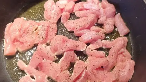 Puten-Curry: Gew&uuml;rzte Putenstreifen br&auml;tst Du in &Ouml;l in der Pfanne an &ndash; die Basis f&uuml;r eine cremige Curryso&szlig;e.