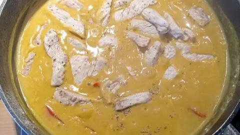 Zum Tipp Puten-Curry: In der Pfanne k&ouml;chelt Putenfleisch in cremiger Currysauce &ndash; ideal, wenn Du schnell ein warmes Gericht brauchst.