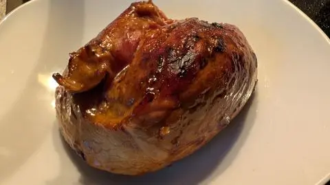 Schinkenbraten auf Kartoffel Gemüsebett: Nach dem Durchziehen habe ich den Schinkenbraten in einer Pfanne von allen Seiten gebraten. Schinkenbraten auf Kartoffel-Gemüsebett: So saftig kommt der Braten mit knuspriger Kruste aus dem Ofen. Du brauchst nur wenig Aufwand.