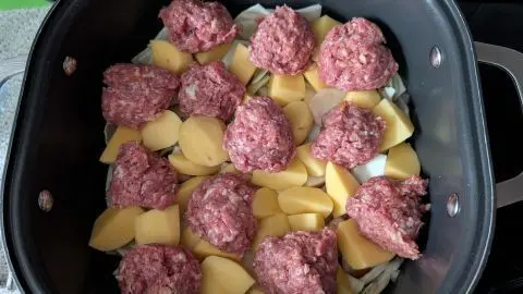 One-Pot-Kohlrouladen: In einem Topf garen Hackb&auml;llchen mit Kartoffelst&uuml;cken und Kohl &ndash; Du sparst dir das Wickeln der Rouladen.