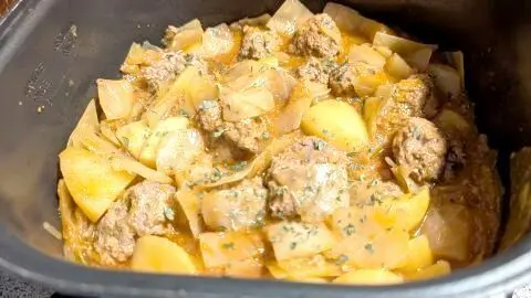 One-Pot-Kohlrouladen: In einem Topf schmoren Hackb&auml;llchen mit Kohl und Kartoffeln in w&uuml;rziger So&szlig;e &ndash; so sieht das Ergebnis aus.