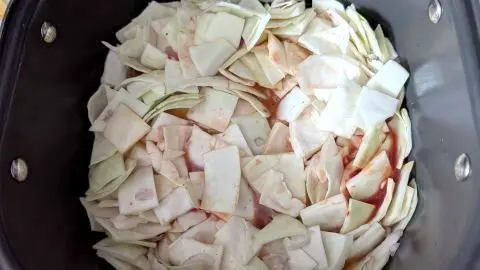 Vorbereitung wie im Artikel One-Pot-Kohlrouladen: In Streifen geschnittener Wei&szlig;kohl liegt im Topf bereit f&uuml;rs One-Pot-Garen.