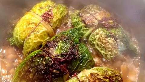 Kohlrouladen aus Wirsing schmoren im Topf &ndash; passend zum Rezept mit Salzkartoffeln aus dem Artikel f&uuml;r deftige Hausmannskost