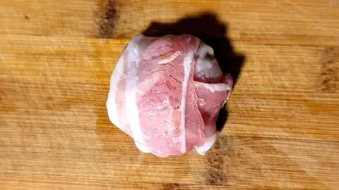 Knusprige Bacon-Mozzarellabällchen aus der Heißluftfritteuse: Bacon Streifen zusammen klappen und zu Bällchen formen. Diesen Vorgang noch vier Mal wiederholen. Bacon umhüllt den Mozzarellakern – so sieht Dein Bällchen vor dem Backen in der Heißluftfritteuse aus dem Artikel aus