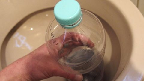 Verstopftes Klo? Plastikflasche als Pümpel / Pömpel verwenden.