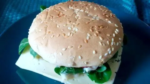 B&auml;rlauch-Burger mit K&auml;se: saftiger Sesam-Bun, frische Kr&auml;uter und Salat &ndash; der Artikel zeigt Dir das Rezept f&uuml;r diesen Fr&uuml;hlingsburger.