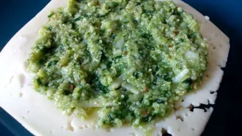 Saftiger B&auml;rlauch-Burger mit K&auml;se: aromatische B&auml;rlauchpaste auf K&auml;sescheibe als w&uuml;rzige Basis f&uuml;r Deinen Fr&uuml;hlingsburger